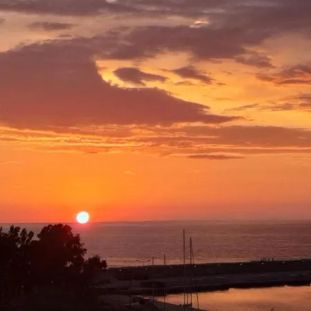 A View From The Attic Window アパート