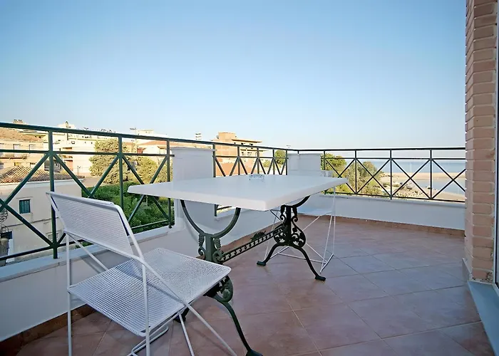 A View From The Attic Window Апартаменты *