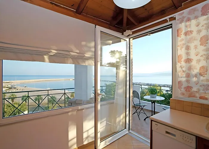 Апартаменты A View From The Attic Window