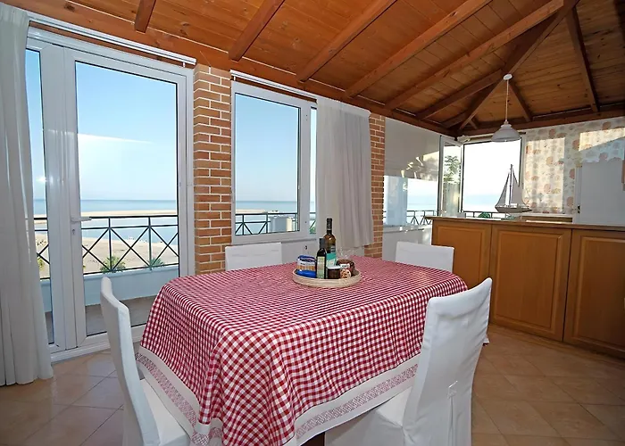 アパート A View From The Attic Window *