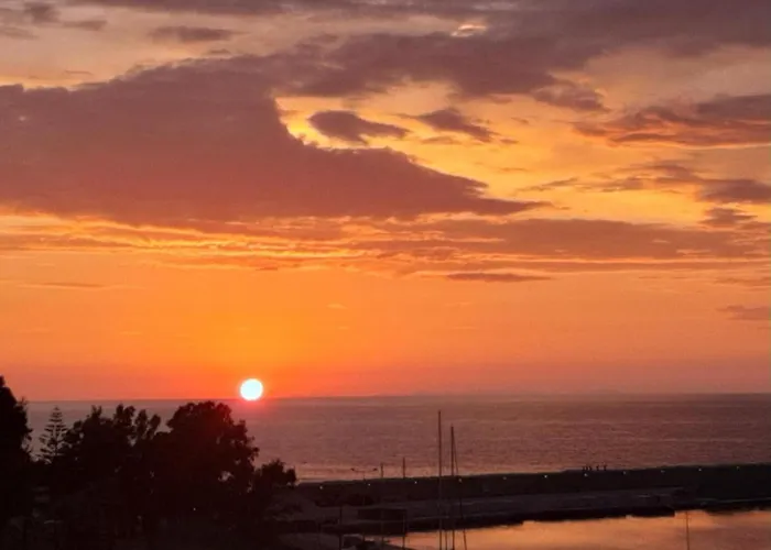 A View From The Attic Window アパート